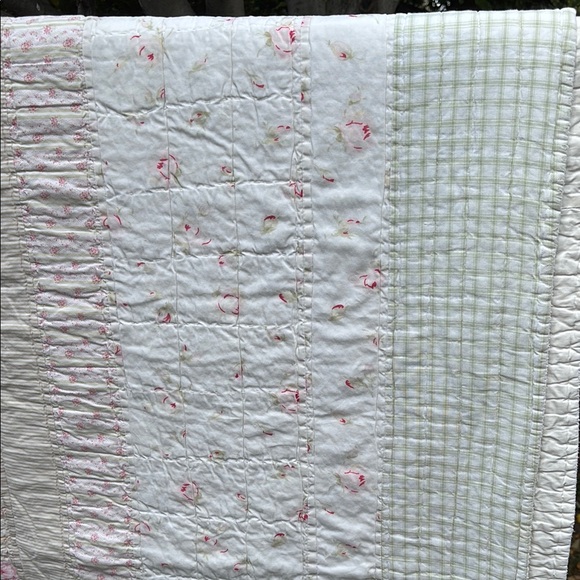 Simply Shabby Chic Pink and Cream Quilt with Floral Patchwork - Picture 3 of 4